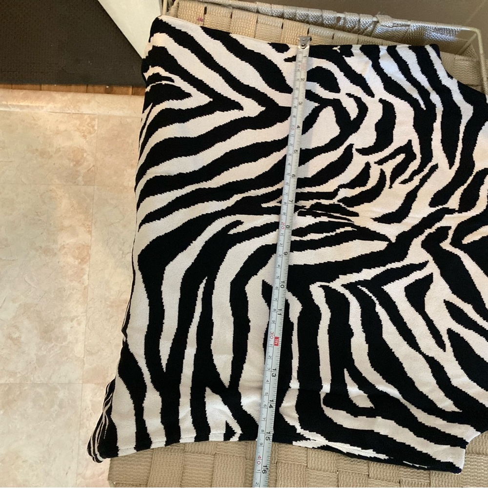 White House Black Market Monochrome Patterned Top - Picture 5 of 6